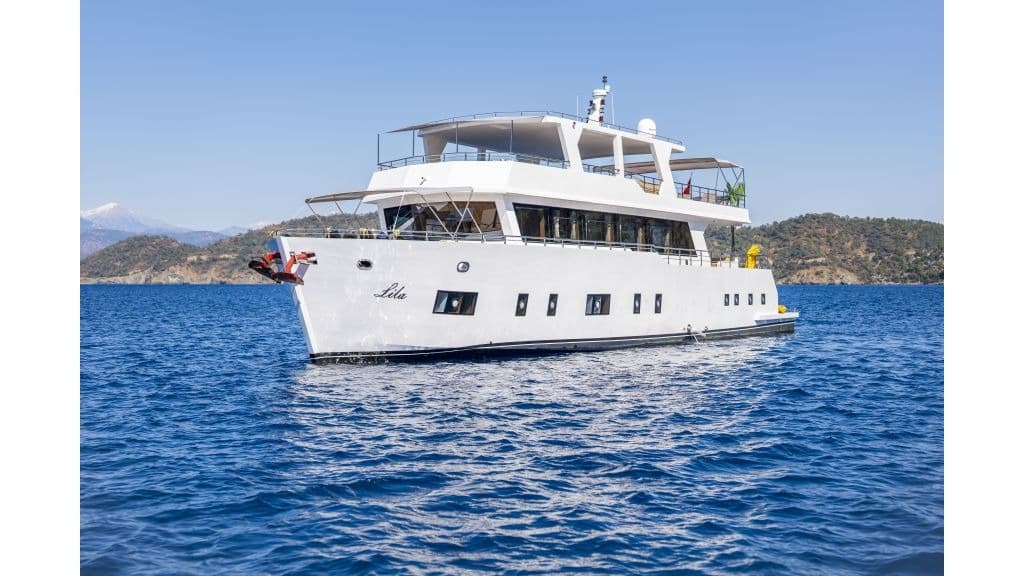 Lila Trawler photo 2